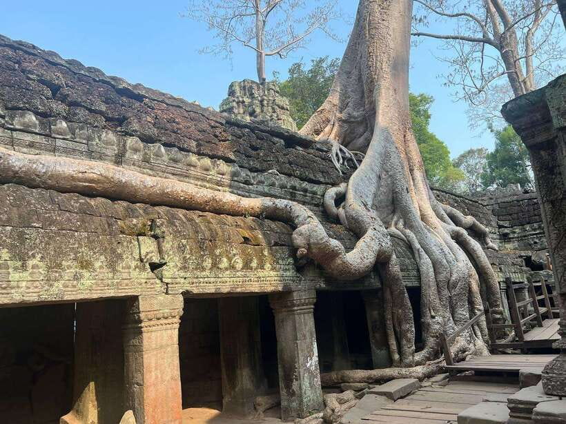 1-Day Angkor Wat Private Tour with Spanish Tour Guide. - Bayon’s smiling stone faces