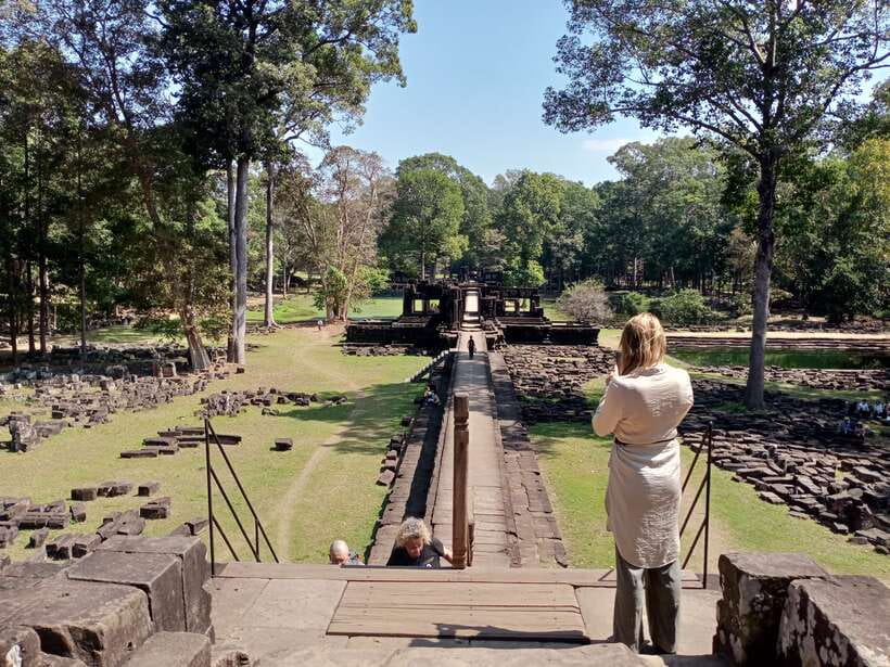 1-Day private Angkor Temple Tour from Siem Reap - Which guide and vehicle will you get?