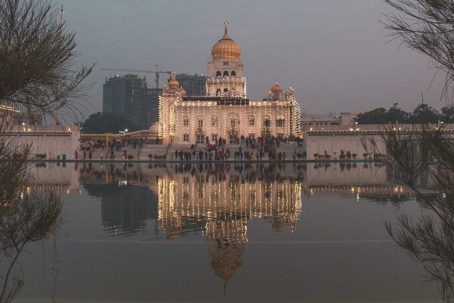 5-Hour Half-Day Delhi Temple Tour with Pick-Up & Drop-Off - Lunch, shopping and the problem of the clock