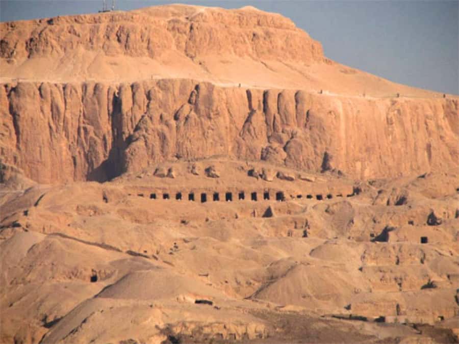 A Luxor Excursion to Habu Temple, Valley of Workers & Queens - Medinet Habu: the strongest first stop