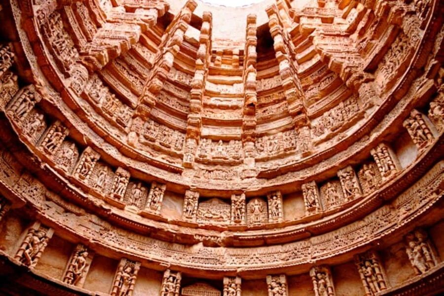 Ahmedabad: Sun Temple of Modhera & Queen's Stepwell Day Trip - Suryakund and its 108 small shrines