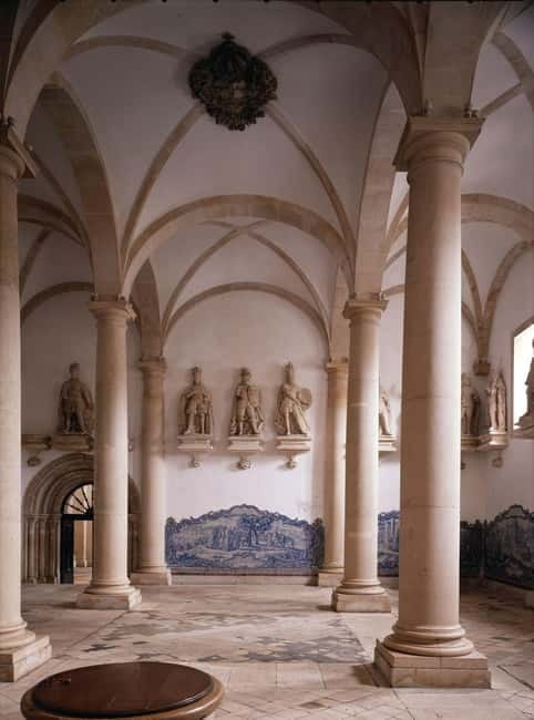 Alcobaça: Entry to UNESCO Alcobaça Monastery - The church and the white Gothic interior
