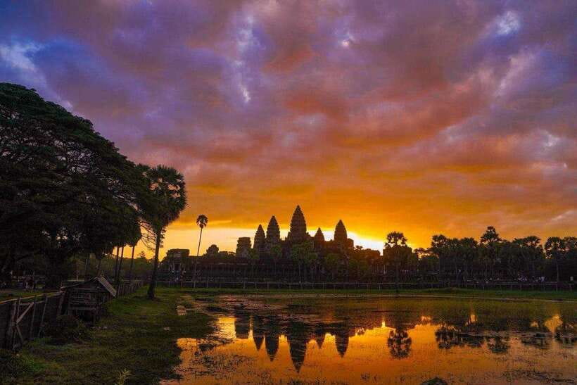 Angkor Wat 1 Day with Sunrise Combined tour with (Tuk Tuk) - Angkor Wat after the sunrise crowd