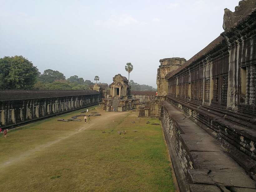 Angkor Wat Full-Day Private Tour with Sunrise - Guides, Languages, and the Human Side