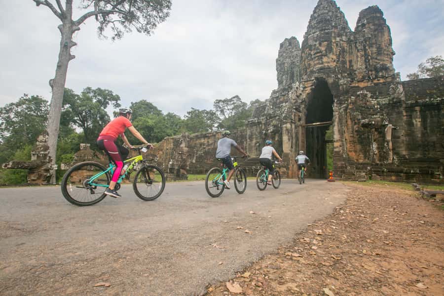 Angkor Wat: Guided Sunrise Bike Tour w/ Breakfast and Lunch - Bayon and the ancient city of Angkor Thom
