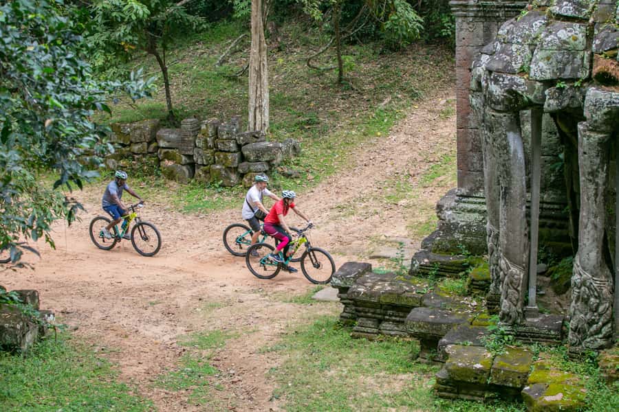Angkor Wat: Guided Sunrise Bike Tour w/ Breakfast and Lunch - Guides, group feel, and service