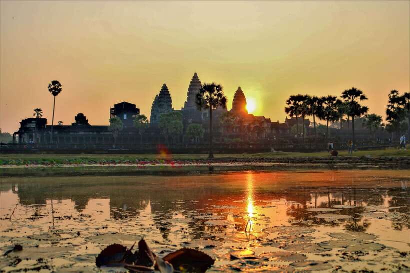 Angkor Wat: Highlights and Sunrise Guided Tour - Who should book this tour?