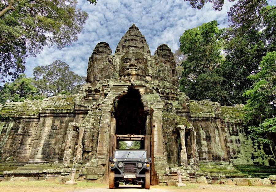 Angkor Wat in a vintage Jeep with driver - jeep rental - Key points to know before you book