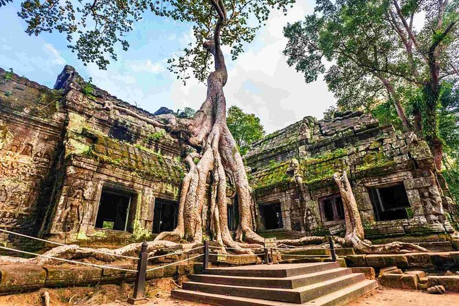 Angkor Wat Private Day Tour from Siem Reap - Heat, walking, clothing, and pace