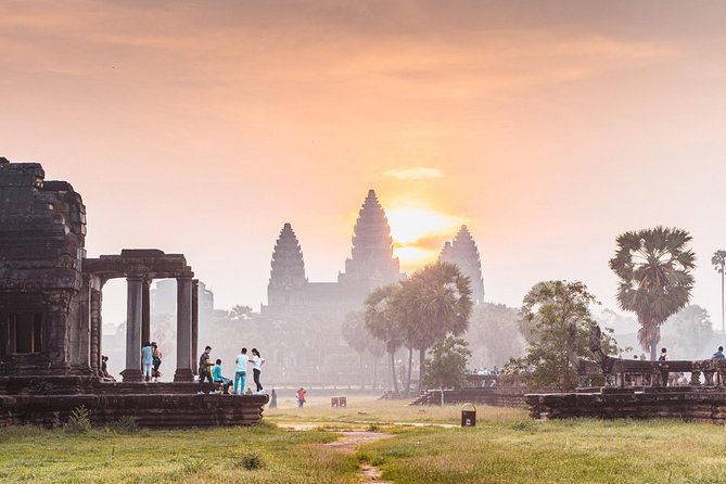 Angkor Wat Small-Group Sunrise Tour from Siem Reap - Reading the faces at Bayon Temple