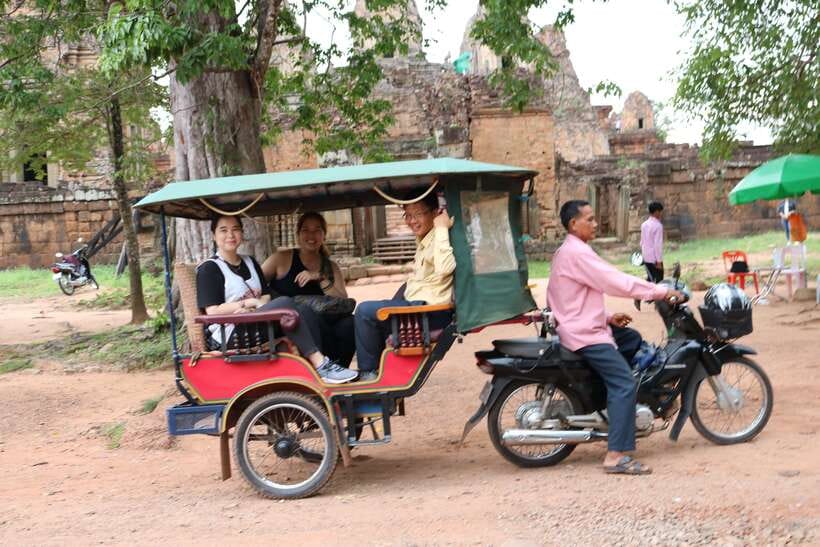 Angkor Wat: Tuk Tuk and Walking Tour - Walking through Angkor Thom