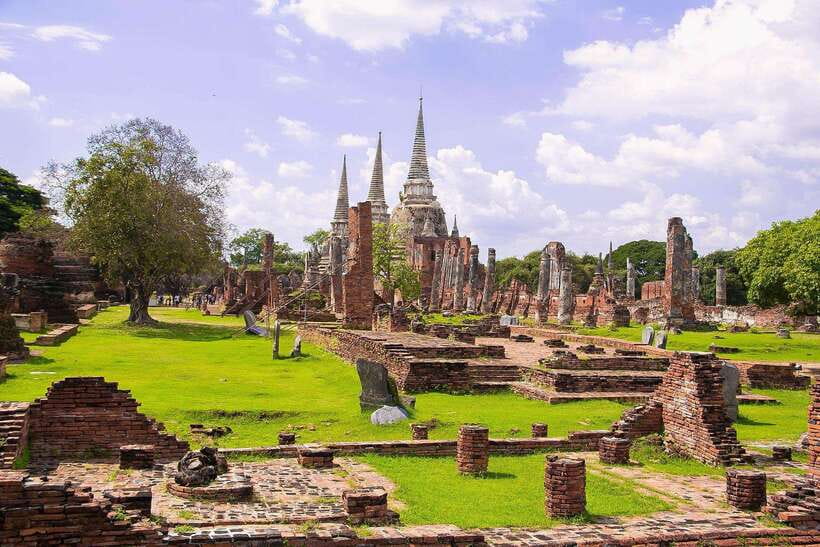 Ayutthaya Historical Park - Full-Day Private Temple Tour - A traditional Thai lunch in the middle of the day