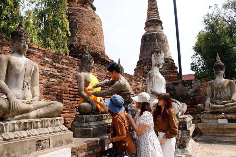 Ayutthaya One Day: Famous Temples & Bang Pa-In Palace Tour - Heat, clothing, and walking advice