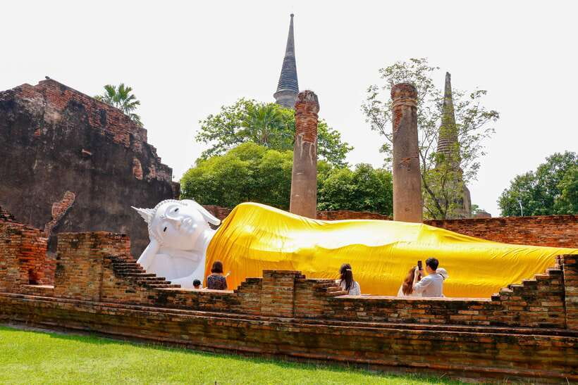 Ayutthaya One Day: Famous Temples & Bang Pa-In Palace Tour - What the guides add to a fast schedule