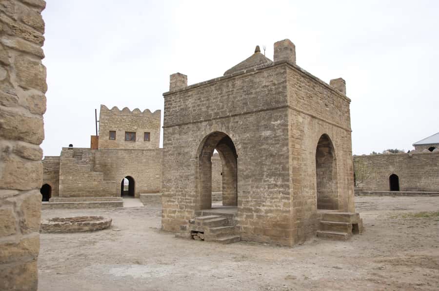 Baku: Burning Mountain & Zorastrian Temple Private Tour - Why the Absheron Peninsula makes a good half-day trip