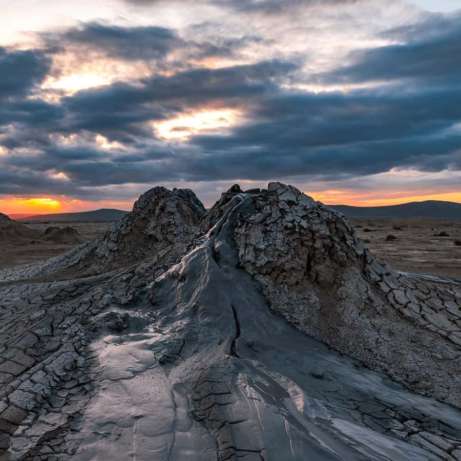 Baku: Gobustan, Mud Volcanoes, Fire Temple, & Yanar Dag Tour - Yanar Dag is the visual finish