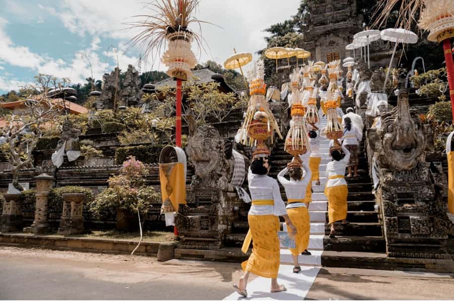 Bali/Batur: Mystical & Burial Rituals Tour with Kehen Temple - The drive toward Lake Batur