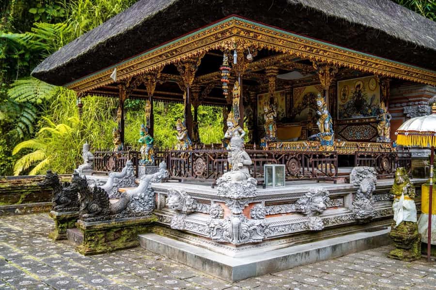 Bali: Gunung Kawi Temple & Pakerisan UNESCO Guided Tour - The ten royal shrines carved into the cliffs