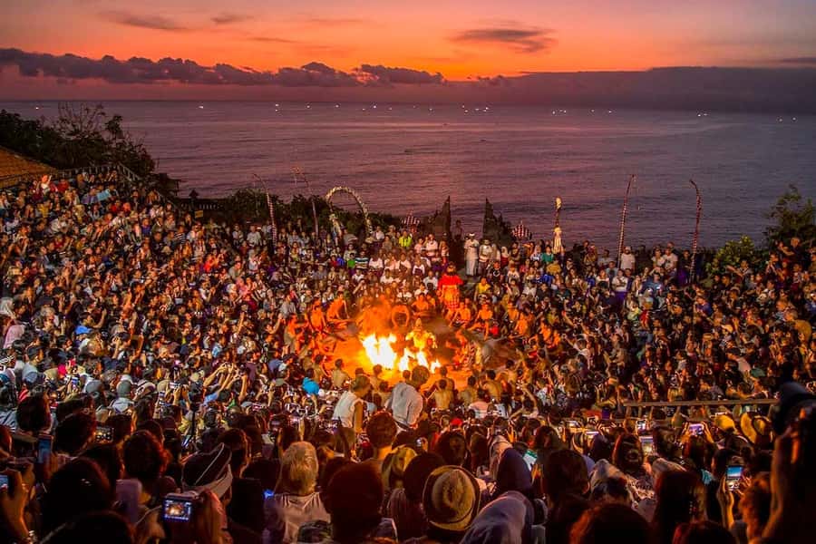 Bali: Kecak Fire Dance Show & Uluwatu Temple Entry Ticket - What guides add to the experience