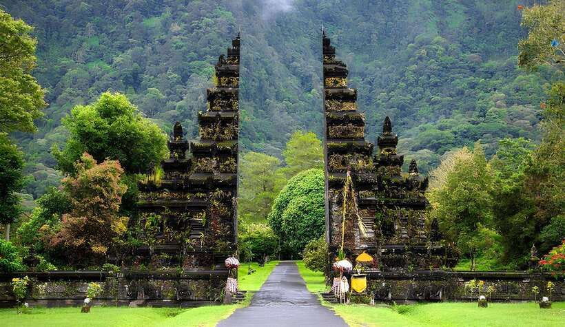 Bali: Lake Temple, Jatiluwih Rice Terrace & Waterfall Tour - Ulun Danu Beratan beside the mountain lake