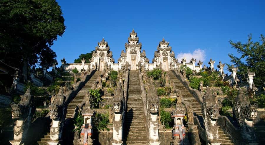 Bali: Lempuyang Temple, Tirta Gangga, and Taman Ujung Tour - Lunch at a local restaurant