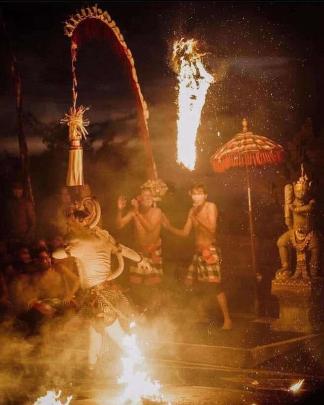 Bali: Padang Padang Beach, Uluwatu Temple & Kecak Dance - How the guides shape the day