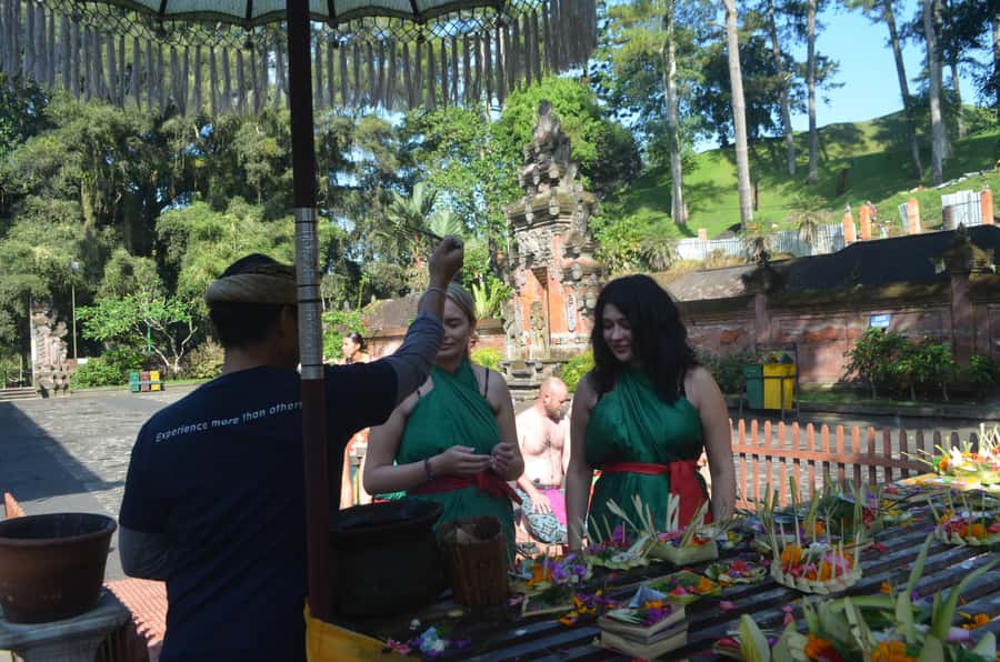 Bali: Purification at Tirta Empul Temple - Getting ready for the holy spring