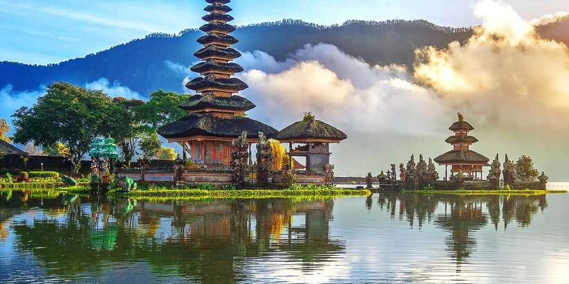 Bali: Secret Garden, Ulun Danu Temple and Waterfall Tour - Ulun Danu Beratan Temple and the lake setting