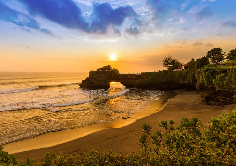 Bali: Taman Ayun and Tanah Lot Temple Sunset Tour - Two Bali temples, two very different moods