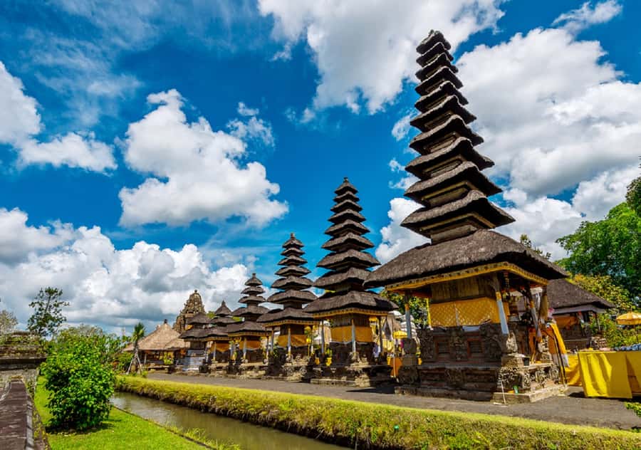 Bali: Taman Ayun and Tanah Lot Temple Sunset Tour - Tanah Lot at sunset: beautiful, busy, and tide dependent