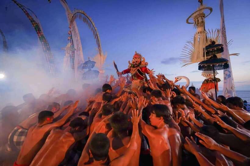 Bali: Tanah Lot Temple Sunset Kecak & Fire Dance Show Ticket - What happens between the entrance and the first chant