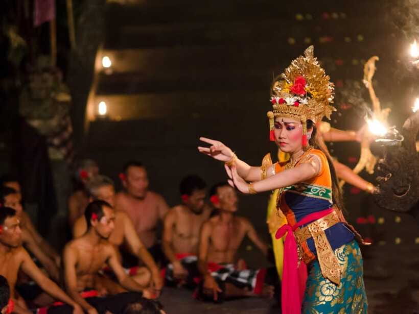 Bali: Uluwatu Temple, Kecak Dance, and Jimbaran Dinner Tour - Jimbaran Bay seafood after dark