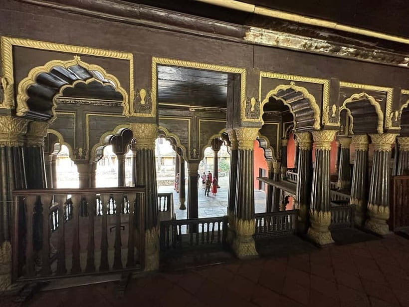 Bangalore: Palace, Temples, Fort & Markets Walking Tour - Starting with Bangalore’s teak Summer Palace