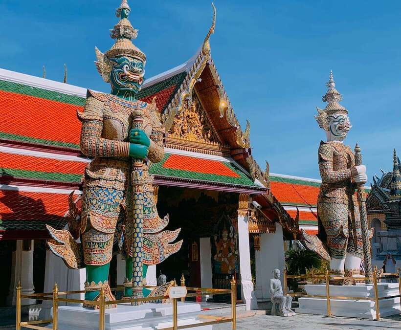 Bangkok: 2 Hours Grand Palace & Wat Pho Private Tour - Taking the tuk tuk to Wat Pho