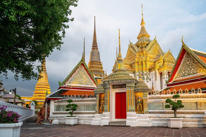 Bangkok 3 Temple Walking Tour: Wat Arun, Wat Pho, Wat Traimit - What the Guide Adds to the Morning