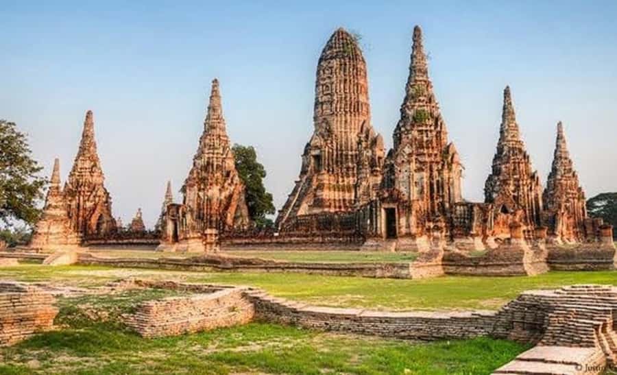 Bangkok: Ayutthaya Temples and River Cruise Day Tour - Wat Chaiwattanaram beside the river