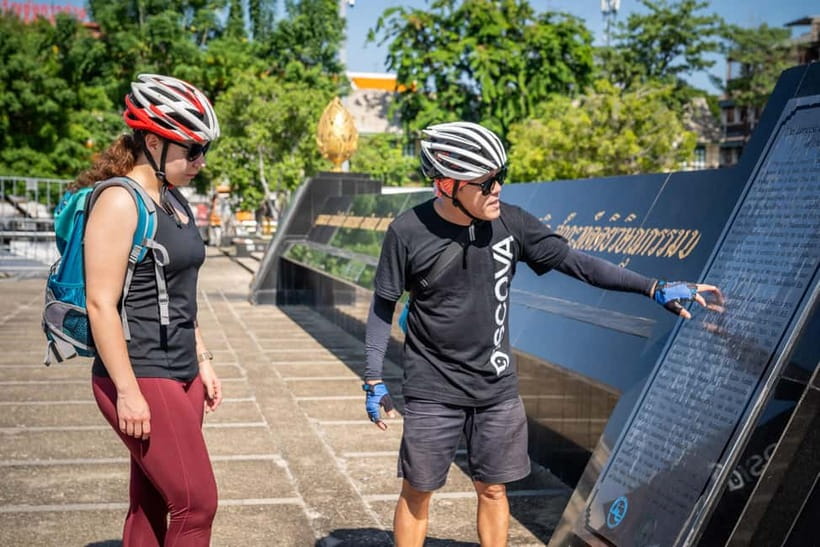 Bangkok: Backstreets and Historic Temples Bike Tour - Bangkok Noi, where canals become neighborhood streets