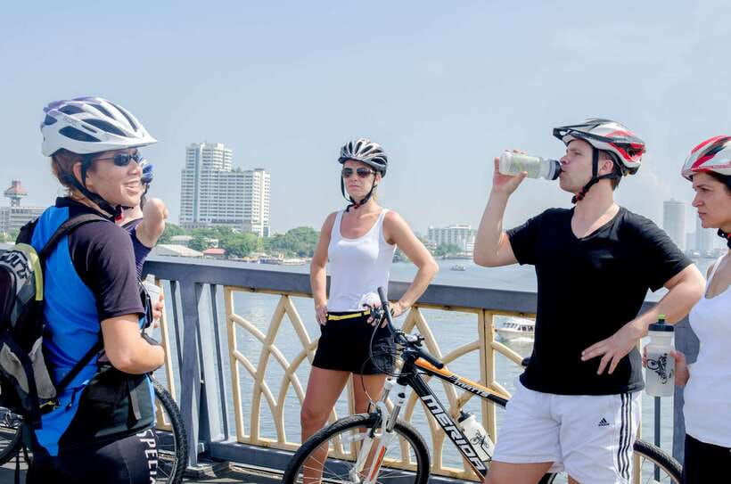 Bangkok: Backstreets and Historic Temples Bike Tour - Crossing the Chao Phraya by local boat