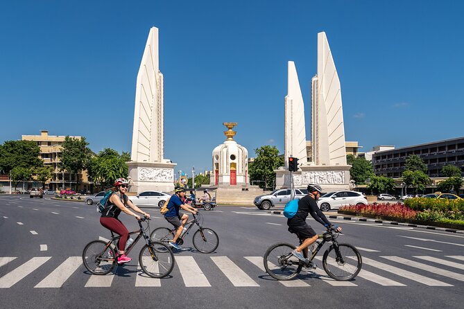 Bangkok: Backstreets and Temple Historic Bike Tour - Starting near Sam Yot and getting fitted for your bike