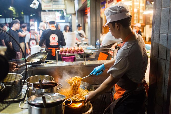 Bangkok by Night: Temples, Markets and Food Tuk-Tuk Tour - Pak Khlong Talat shows Bangkok at work