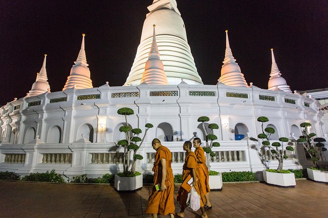 Bangkok by Night: Temples, Markets and Food Tuk-Tuk Tour - Chinatown finishes the night with dessert