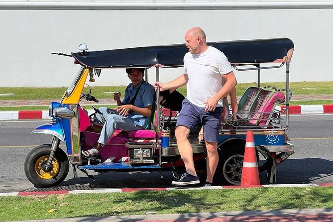Bangkok Day Tour: Food, Temple & Tuk-Tuk - Meeting your guide and starting by tuk-tuk