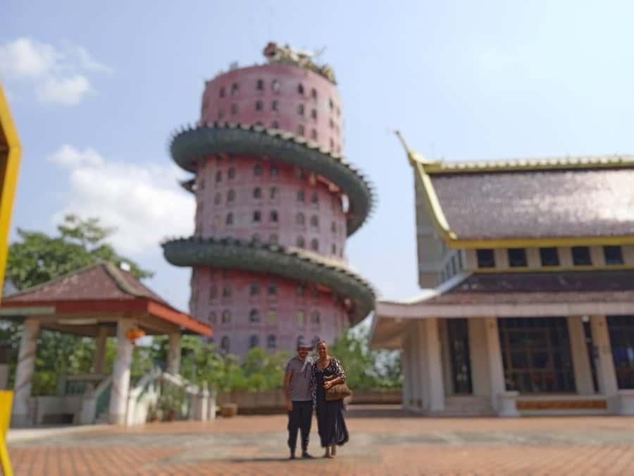 Bangkok: Dragon Temple, Roots Temple and Amphawa in spanish - The Spanish guide and the cultural side
