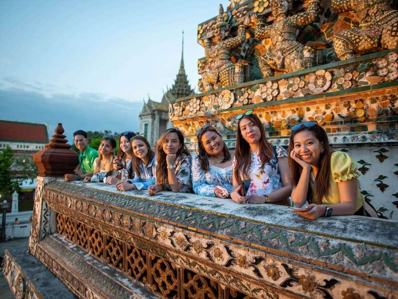 Bangkok: Evening Tour with Wat Arun, Wat Pho & Tuk Tuk Ride - Guides, language, and the human side of the tour