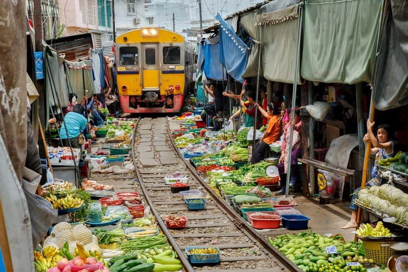 Bangkok: Famous Markets and Dragon Temple Guided Day Tour - Damnoen Saduak and the canal-side market