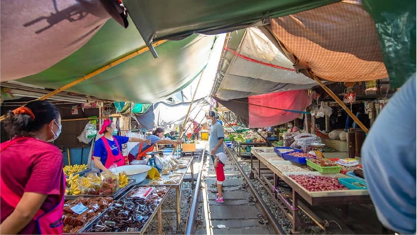 Bangkok: Floating Market, Phra Pathom Pagoda & Cafes Tour - Should you book it?