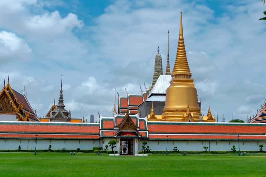 Bangkok: Grand Palace, Wat Arun & Giant Buddha Iconic Tour - Who should book this tour?