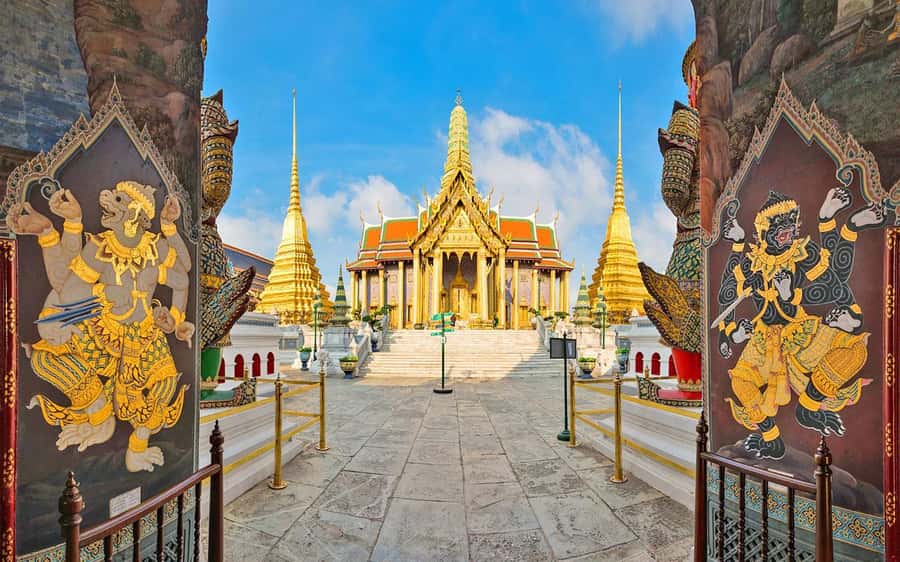 Bangkok: Grand Palace, Wat Arun & Giant Buddha Iconic Tour - Crossing the Chao Phraya by public ferry