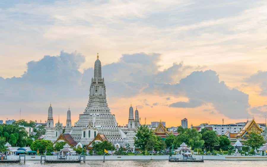 Bangkok: Grand Palace, Wat Arun & Giant Buddha Iconic Tour - Lunch at an air-conditioned riverside restaurant