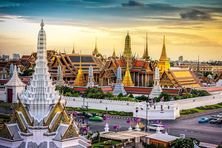 Bangkok: Grand Palace, Wat Arun & Giant Buddha Iconic Tour - Wat Arun and the first look at the river